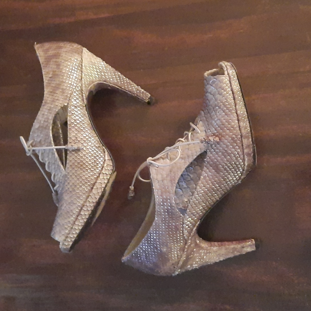 Stuart Weitzman Gold Peep-Toe Shoes, Metallic Snake-skin Leather, Size 6.5M